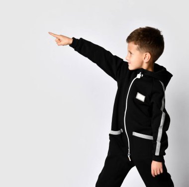 Siyah, kalın tulumlu çocuk moda kıyafet reklamı.