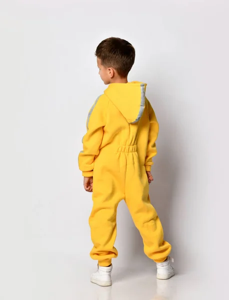 男の子ショーバック側の黄色暖かいジャンプスーツ — ストック写真