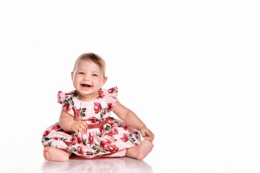 Stüdyoda beyaz tenli tatlı bir kızın portresi..