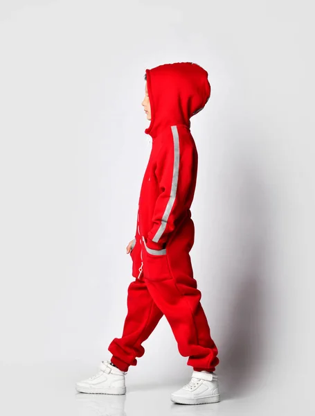 Αγόρι με κόκκινη ζεστή στολή ποζάρει για την κάμερα — Φωτογραφία Αρχείου