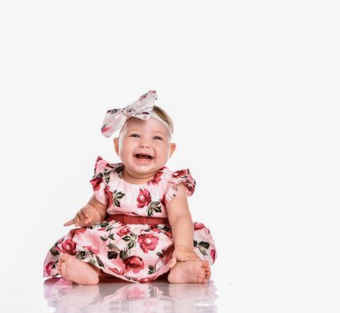 Mutlu gülen kız bebek, şenlikli elbise portresiyle.