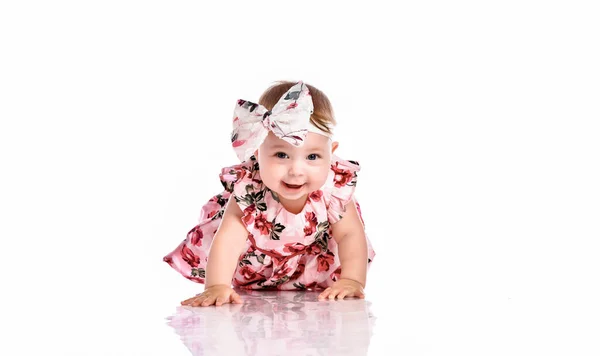 Felice bambina in abito strisciando sul pavimento — Foto Stock