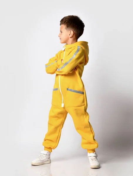 Sarı takım elbiseli çocuk kameraya poz veriyor. — Stok fotoğraf