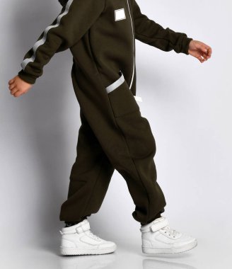 Hareket halinde siyah, sıcak tulum giyen bir çocuk.