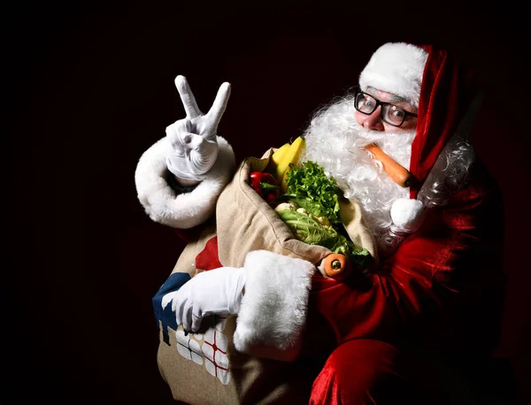 Père Noël avec un sac plein de légumes et de fruits — Photo