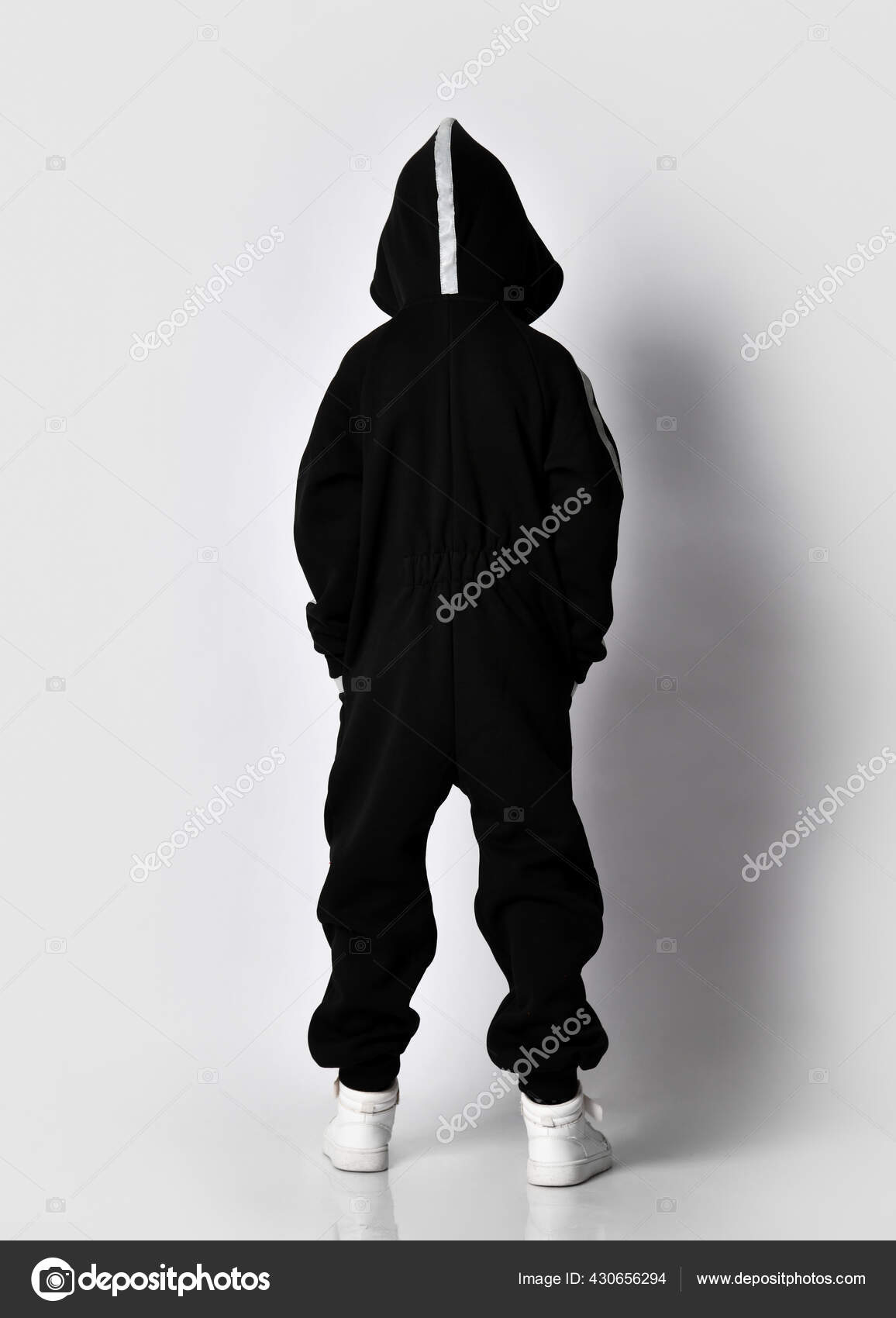 Muchacho mostrando la parte posterior de negro mono caliente