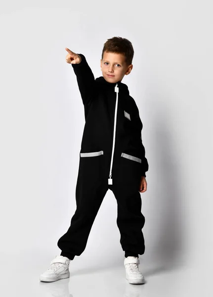 Fiú fekete meleg kezeslábasban divatos öltözék reklám — Stock Fotó