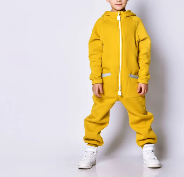 Close-up shot van mannelijke warme jumpsuit voor kinderen — Stockfoto