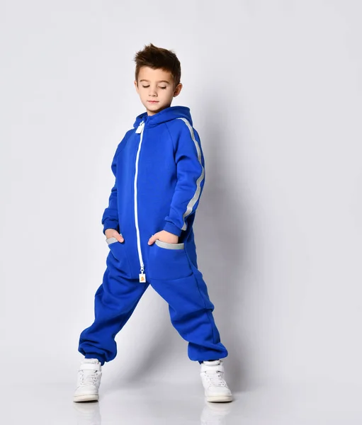 Retrato de comprimento total do menino moderno com roupa da moda — Fotografia de Stock