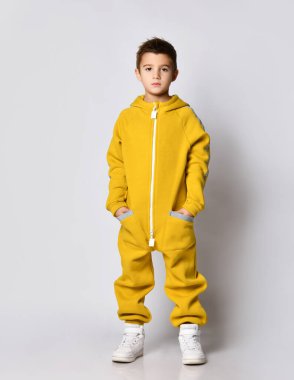 Erkek model, tulumun altını gösteriyor