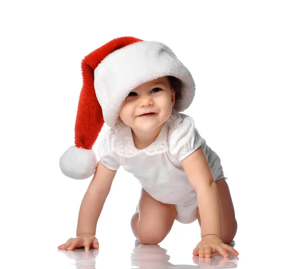 Engraçado sorrindo criança pequena menina no chapéu de Santa — Fotografia de Stock