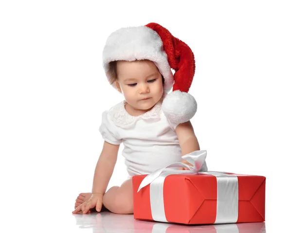 Criança pequena menina em chapéu de Santa com caixa de presente — Fotografia de Stock