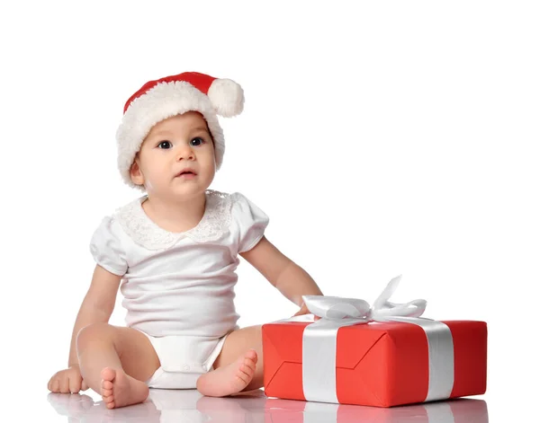 Infantil bebê menina criança no chapéu vermelho de Santa com caixa de presente — Fotografia de Stock