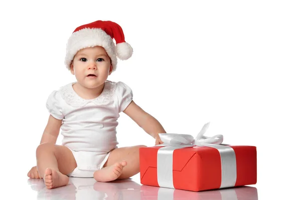 Infantil bebê menina criança no chapéu vermelho de Santa com caixa de presente — Fotografia de Stock