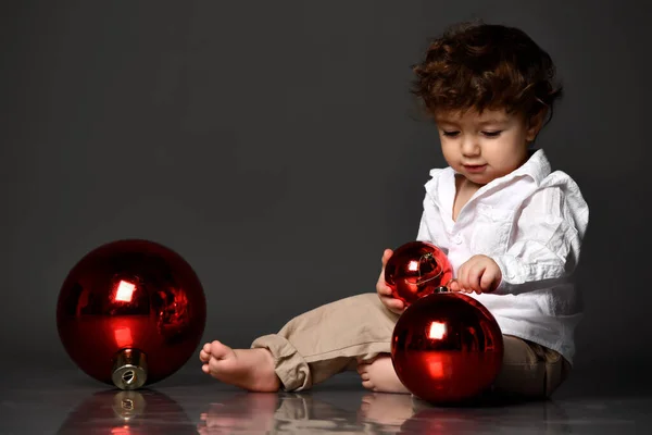 Bonito menino com árvore de Natal brinquedo bola retrato — Fotografia de Stock