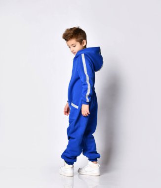 Modern kıyafetli modern bir çocuğun tam boy portresi.