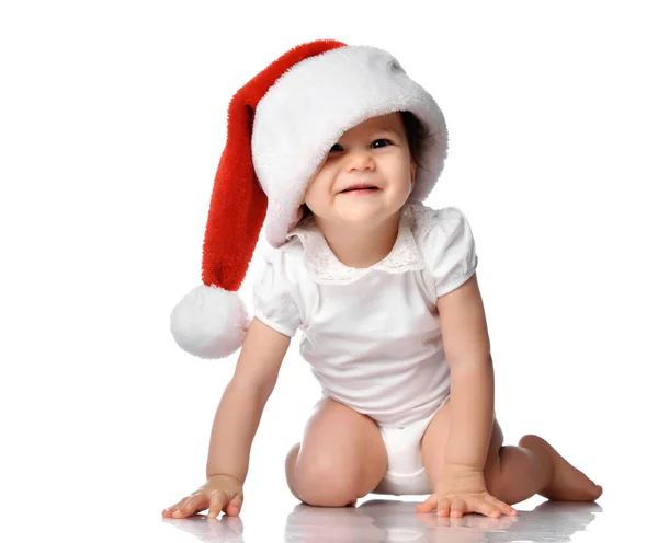Engraçado sorrindo criança pequena menina no chapéu de Santa — Fotografia de Stock