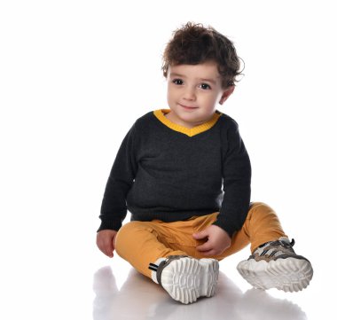 Sevimli bir çocuk el çırpıyor ve eğleniyor.