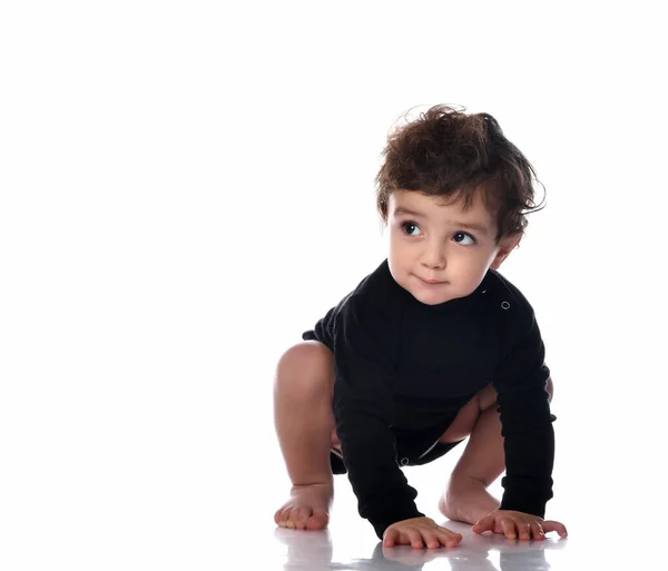 Bébé garçon enfant debout à quatre pattes portrait isolé sur blanc — Photo