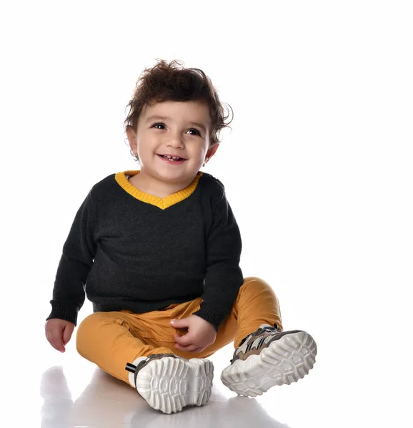 Adorable enfant d'un an applaudissant et s'amusant, isolé sur blanc — Photo