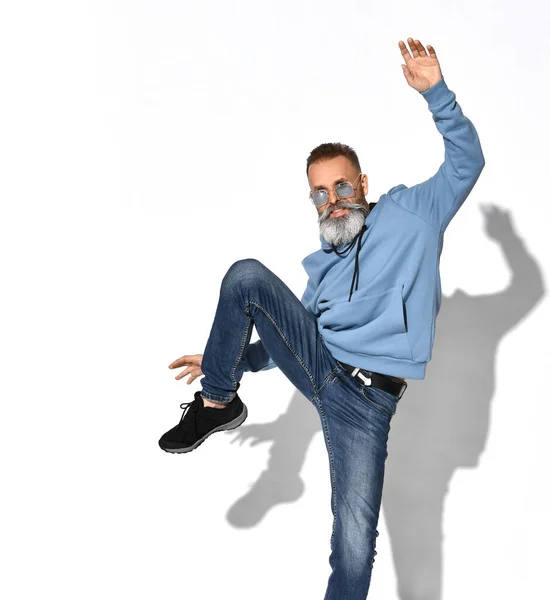 Casual elegante maduro barbudo homem posando para câmera — Fotografia de Stock