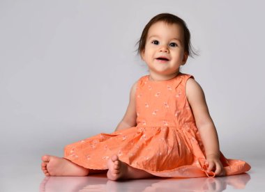 Stüdyoda gri giyinmiş tatlı bir kız çocuğunun portresi..