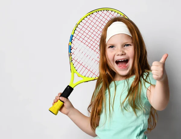 Mutlu, heyecanlı, büyük tenisçi kız, iyi bir oyun maçından ya da beyaz fotokopi alanında izole edilmiş vesikalık fotoğraf stüdyosundan zevk aldığını gösteren bir jest yapıyor. Pozitif duygu, spor aktivitesi