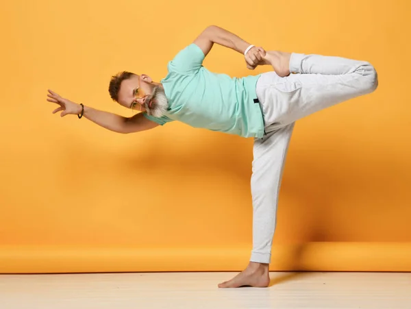 Maturo bello dai capelli grigi brutale uomo praticare yoga — Foto Stock