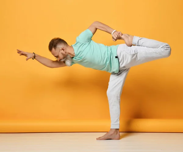 Maturo bello dai capelli grigi brutale uomo praticare yoga — Foto Stock