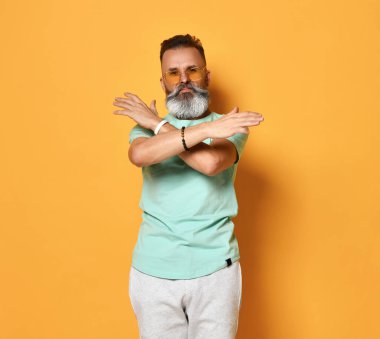 Hüsrana uğramış hippi adam ellerini sallıyor ve dinlemek istemediğine dair işaret veriyor..