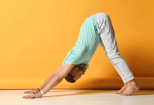 Serie di yoga: Adho Mukha Svanasana, chiamato anche faccia in giù posa cane, cane giù o cane su è un asana. — Foto Stock