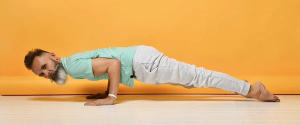 Mature man practicing yoga chaturanga push-up training — Stock Photo, Image