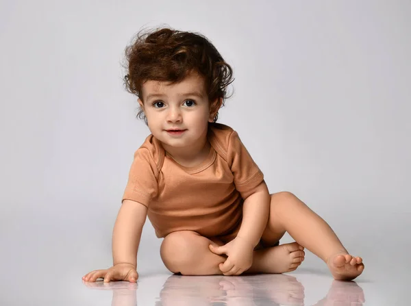 Mignon Bébé Bouclé Essaie Ramper Assis Pour Reposer Est Vêtu — Photo