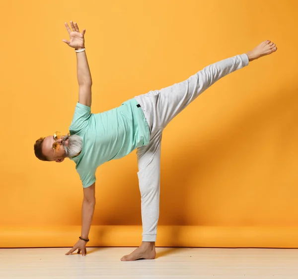 Oga-mannen. Man gör yoga på en gul bakgrund — Stockfoto