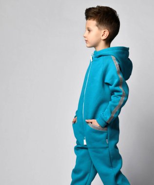 Fotokopi çekilen sıcak spor giyim reklamındaki çocuk.