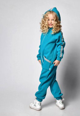 Tulumlu kız yarı yolda dikiliyordu.