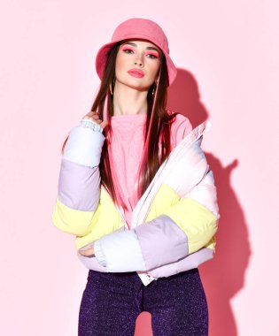 Model kız fotoğraf stüdyosu için poz veriyor.