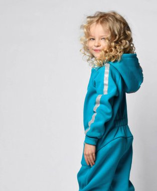 Tulumlu kız kameraya doğru yarım dönüş yapıyor.