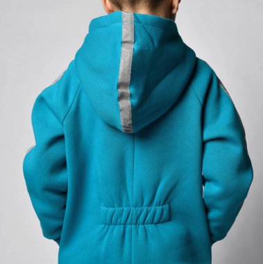 Gri bir arka planda eşofmanın kaputunun yakın görüntüsü.