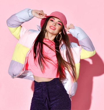 Öpücük dudaklı manken kız stüdyo portresi