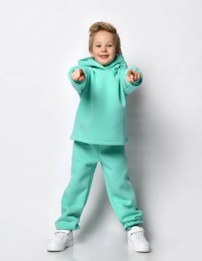 Seni işaret eden neşeli aktif çocuk..