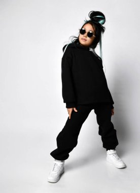 Şık kırmızı kapüşonlu ve şık mavi saçlı Koreli genç kız.