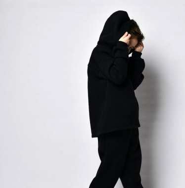 Kapüşonlu tişörtlü çocuk.