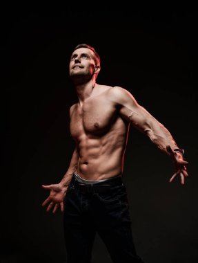 Siyah arka plandaki kaslı yakışıklı seksi adam, çıplak gövde.