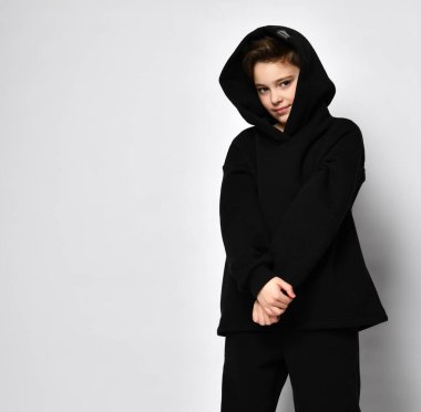 Kapüşonlu tişörtlü çocuk.