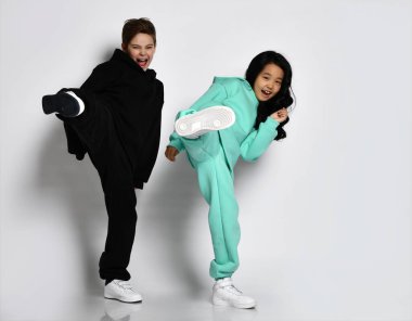 Modern ırklar arası sportif erkek ve kız yüksek tekme bacak portresiyle vuruyorlar.