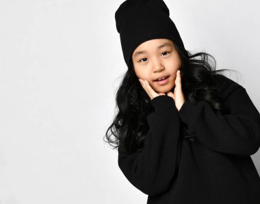 Mutlu oldukça komik hippi Asyalı kız yalnız eğleniyor.