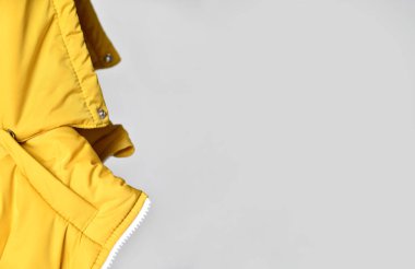 Sarı yastıklı ceketin kaputuna yakın plan. Reklamınız için bir yer var..