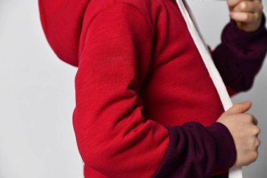 Spor takım elbiseli çocuk kapüşonunu giydi.