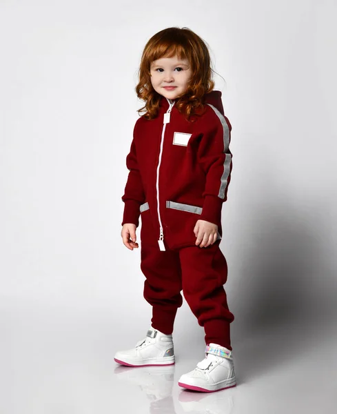 赤い髪の未就学児の女の子暖かいトラックスーツスタジオの肖像画を着て — ストック写真